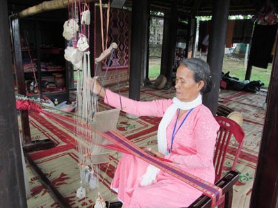 Cham brocade weaving by an artisan from My Nghiep Village in Ninh Thuan Province (Photo: SGGP) Cham brocade weaving by an artisan from My Nghiep Village in Ninh Thuan Province (Photo: SGGP)